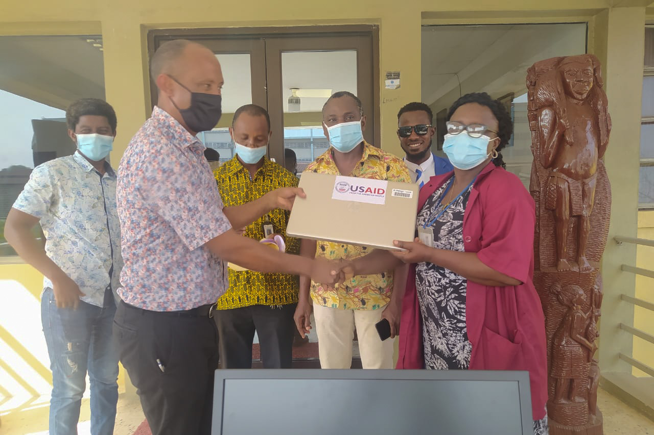 L'équipe d'Accelerator fournit à l'hôpital du Liberia des outils de travail supplémentaires pour améliorer la production de données